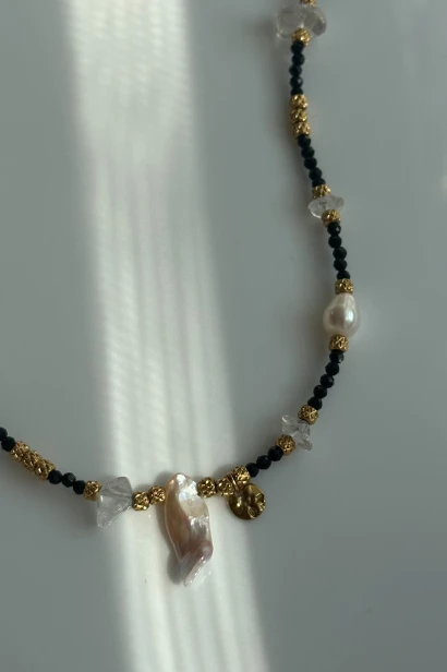 Naszyjnik z perłą barokową i czarnym turmalinem Lulobelia, kryształ górski nieregularny, biżuteria unikat handmade, projekt autorski Polska