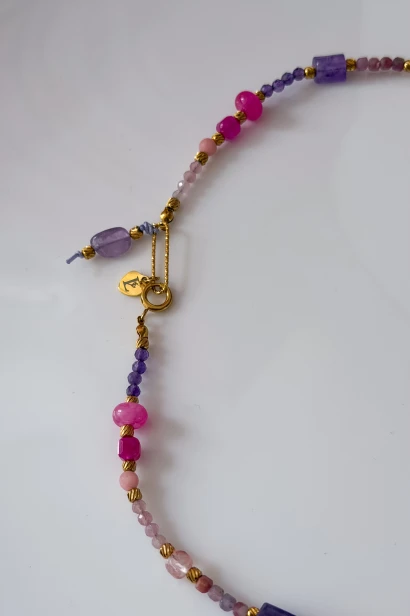 Naszyjnik unikat Lulobelia nr 238 detal zapięcia z fioletową zawieszką, ametyst różowy agat turmalin, biżuteria autorska handmade Polska