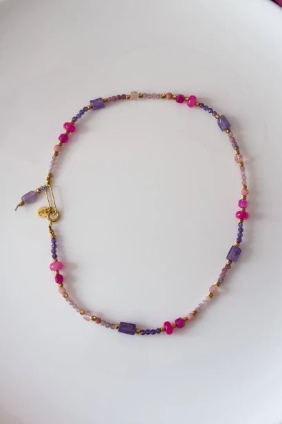 Naszyjnik unikat Lulobelia nr 238 detal zapięcia z fioletową zawieszką, ametyst różowy agat turmalin, biżuteria autorska handmade Polska