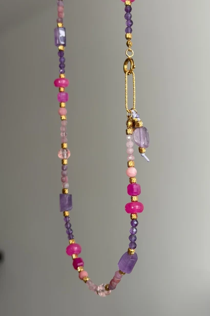 Naszyjnik unikat Lulobelia nr 238 detal zapięcia z fioletową zawieszką, ametyst różowy agat turmalin, biżuteria autorska handmade Polska