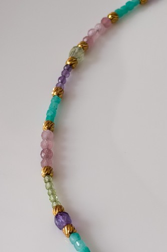 Naszyjnik Lulobelia nr 241 zbliżenie, fasetowane kamienie liliowe miętowe różowe, delikatna biżuteria autorska handmade