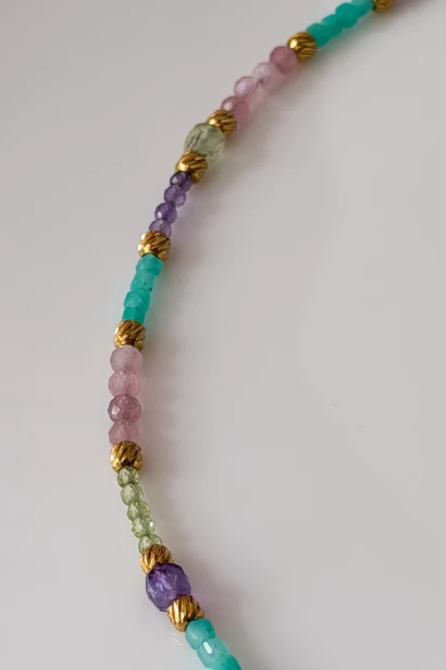 Naszyjnik Lulobelia nr 241 zbliżenie, fasetowane kamienie liliowe miętowe różowe, delikatna biżuteria autorska handmade