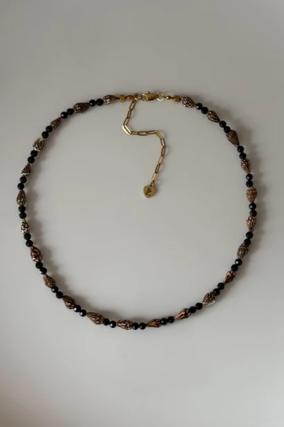 Choker z czarnego turmalinu Lulobelia na szyi, krótki naszyjnik amulet ochronny, biżuteria autorska handmade Polska