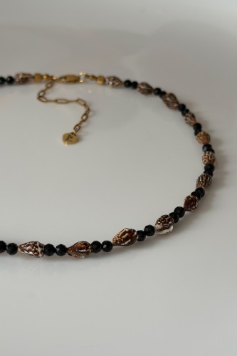 Choker Lulobelia z czarnego turmalinu i muszelek, letni amulet w ciemnych kolorach, biżuteria handmade Polska