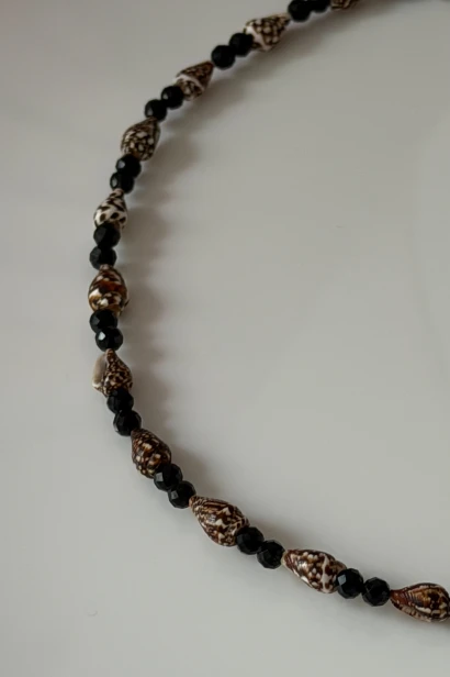 Ręcznie robiony choker Lulobelia z czarnego turmalinu i muszelek. Letni amulet w ciemnych barwach, osadzenie i ochrona. Handmade w Polsce. 149 zł.