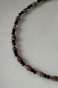 Ręcznie robiony choker Lulobelia z czarnego turmalinu i muszelek. Letni amulet w ciemnych barwach, osadzenie i ochrona. Handmade w Polsce. 149 zł.
