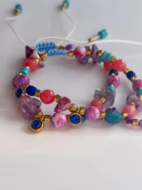 Kolorowa bransoletka z kamieni naturalnych Lulobelia — różowy chalcedon, lepidolit, lapis lazuli, turkusowy howlit i złote przekładki, z niebieską zawieszką