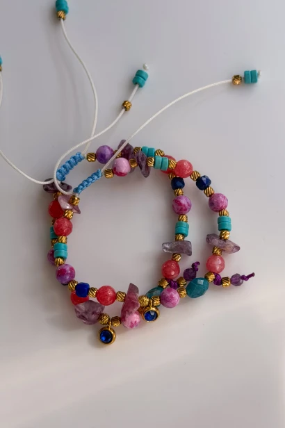 Ręcznie robiona bransoletka boho z kamieni naturalnych i fioletowego fluorytu, regulowana na białym sznureczku — handmade Lulobelia