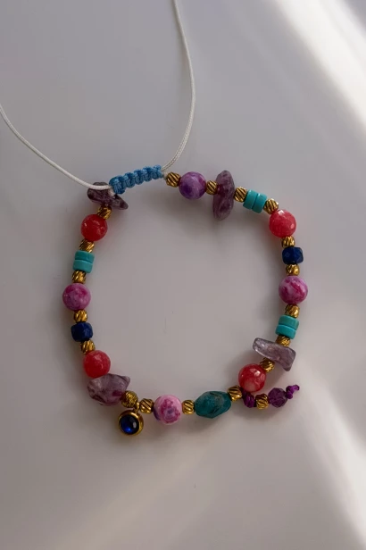 Bransoletka damska z kamieni naturalnych — apatyt, lepidolit, chalcedon i agat, kolorowa, regulowana na sznurku, projekt autorski Lulobelia.jpeg