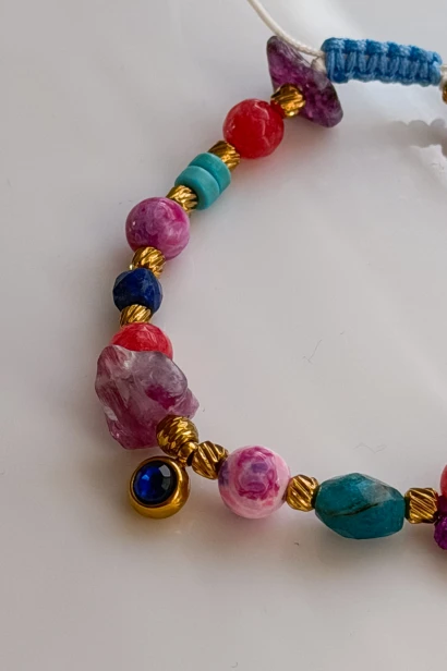 Zbliżenie na kamienie naturalne w bransoletce Lulobelia — surowy fioletowy fluoryt, lapis lazuli, apatyt i chabrowe szkiełko w stalowej oprawie