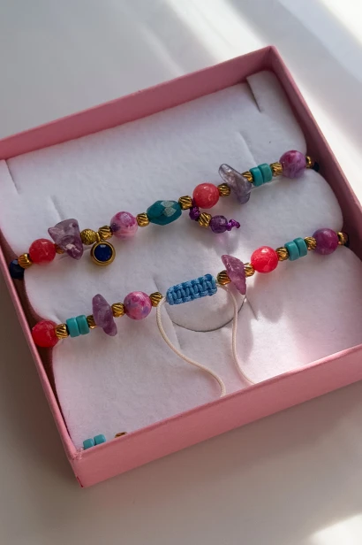 Bransoletka Lulobelia w firmowym pudełku na prezent — kolorowa biżuteria handmade z kamieni naturalnych, limitowany drop
