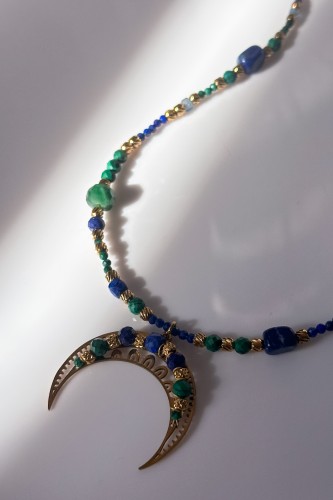 Naszyjnik Lulobelia nr 241, złocona lunula wyszyta kamieniami naturalnymi, lapis lazuli, malachit, akwamaryn, biżuteria autorska Polska