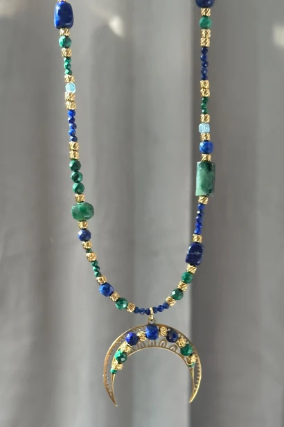 Naszyjnik lunula Lulobelia nr 241, granatowy lapis lazuli, zielony malachit, akwamaryn, złocony księżyc, biżuteria symboliczna handmade Polska