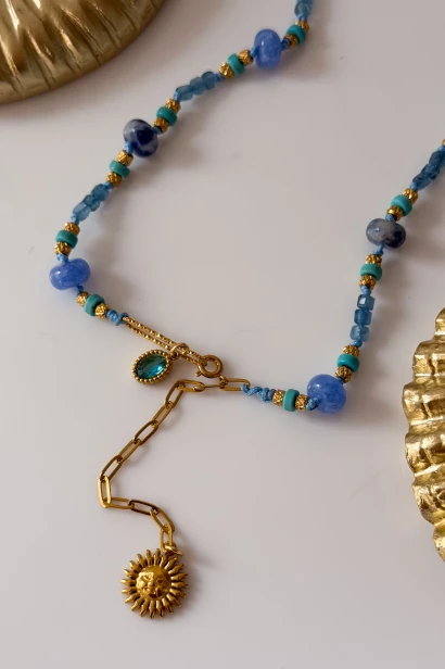 Naszyjnik unikat Lulobelia nr 242 zapinany od przodu, krawatka ze słonecznym medalionem, akwamaryn, sodalit, howlit, handmade Polska