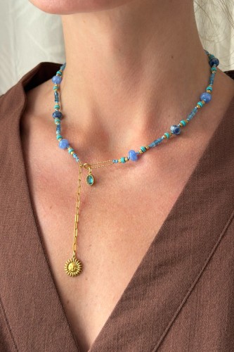 Naszyjnik na szyi Lulobelia nr 242, niebieskie kamienie naturalne, złota krawatka ze słońcem, biżuteria symboliczna handmade Polska