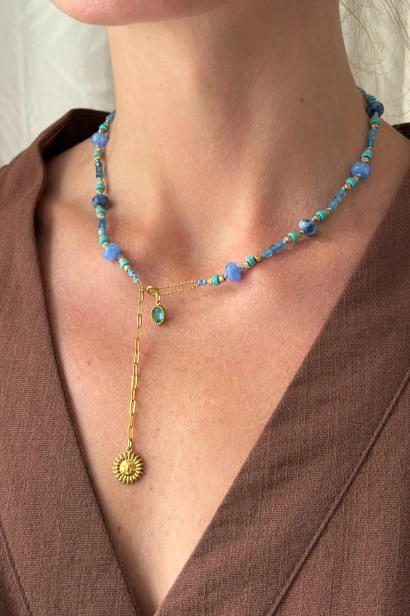 Naszyjnik na szyi Lulobelia nr 242, niebieskie kamienie naturalne, złota krawatka ze słońcem, biżuteria symboliczna handmade Polska