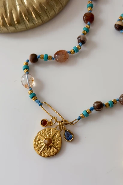 Naszyjnik unikat Lulobelia nr 243 zapinany od przodu, złoty medalion ze słońcem, niebieska łezka, kwarc z rutylem, jaspis, handmade Polska