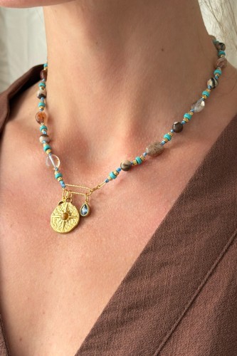 Naszyjnik na szyi Lulobelia nr 243, ziemiste kamienie naturalne, złoty medalion ze słońcem, biżuteria symboliczna handmade Polska