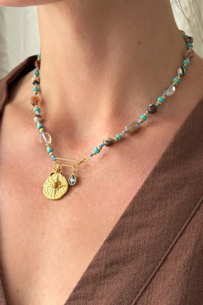 Naszyjnik na szyi Lulobelia nr 243, ziemiste kamienie naturalne, złoty medalion ze słońcem, biżuteria symboliczna handmade Polska