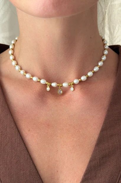 Perłowy choker unikat Lulobelia nr 245, perły naturalne ze złoconymi przekładkami, delikatna łezka, biżuteria handmade Polska