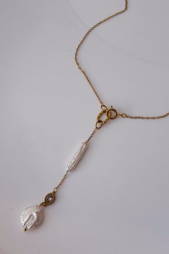 Naszyjnik lariat Lulobelia nr 246, podłużna perła biwa, barokowa perła monetka, złota oprawa, biżuteria symboliczna handmade Polska