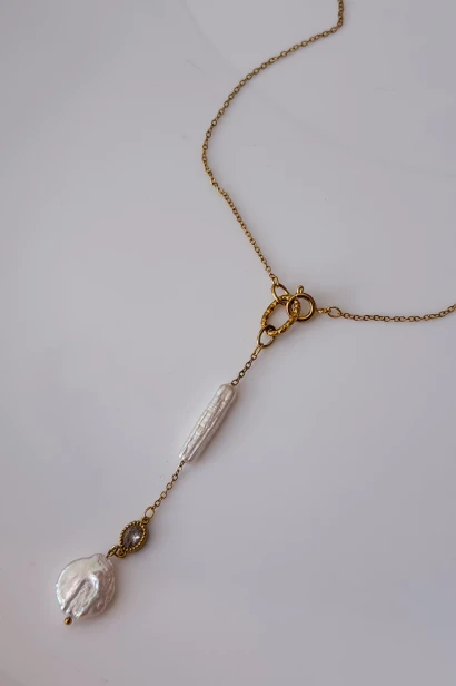 Naszyjnik lariat Lulobelia nr 246, podłużna perła biwa, barokowa perła monetka, złota oprawa, biżuteria symboliczna handmade Polska