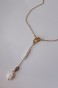 Naszyjnik lariat Lulobelia nr 246, podłużna perła biwa, barokowa perła monetka, złota oprawa, biżuteria symboliczna handmade Polska