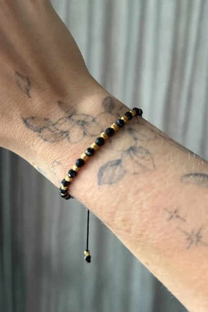 Bransoletka Lulobelia Turmalinka z czarnym turmalinem i złotymi przekładkami, regulowana, biżuteria handmade Polska