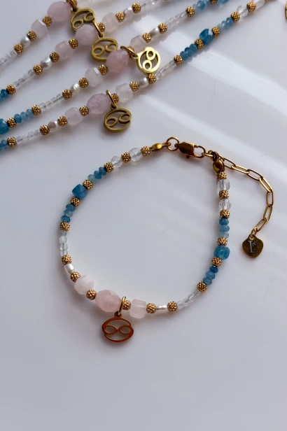 Bransoletka Lulobelia Hold Me Softly dla Raka, kwarc różowy, akwamaryn, perła, kamień księżycowy, symbol zodiaku, handmade Polska