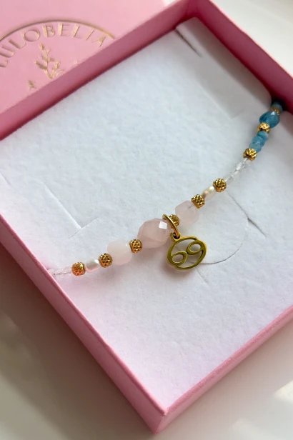Bransoletka Lulobelia Hold Me Softly dla Raka, kwarc różowy, akwamaryn, perła, kamień księżycowy, symbol zodiaku, handmade Polska