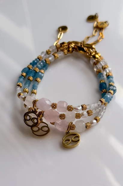 Bransoletka Lulobelia Hold Me Softly dla Raka, kwarc różowy, akwamaryn, perła, kamień księżycowy, symbol zodiaku, handmade Polska