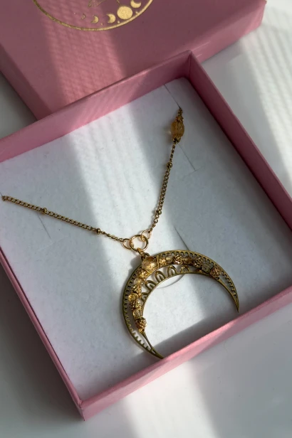 Naszyjnik lunula z cytrynem Lulobelia w pudełku, złota zawieszka księżyc, amulet powodzenia, biżuteria autorska Polska