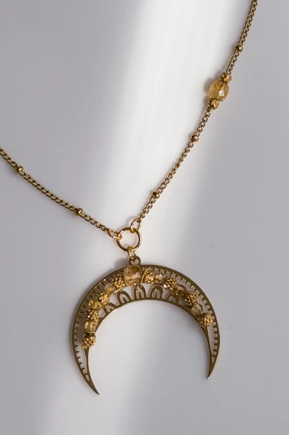 Złota lunula z cytrynem Lulobelia, amulet powodzenia, księżyc w nowiu, biżuteria z kamieni naturalnych handmade Polska
