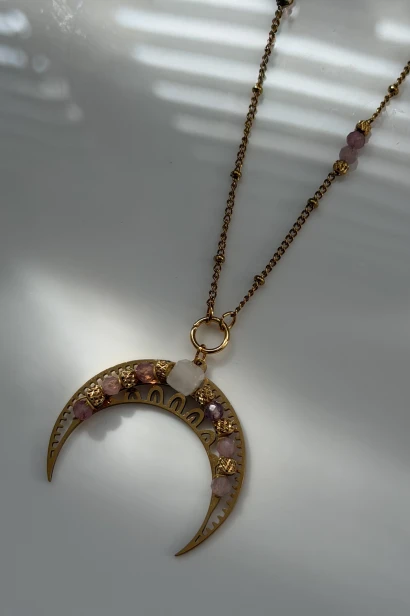 Naszyjnik lunula z kwarcem różowym Lulobelia, złoty księżyc wysadzany kamieniami, amulet miłości, biżuteria autorska Polska
