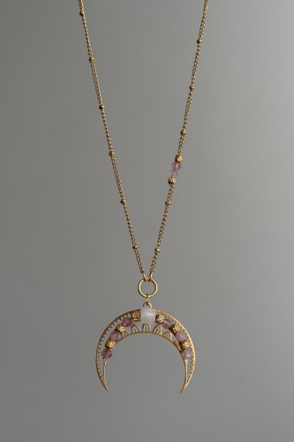 Naszyjnik Lulobelia lunula z różowym kwarcem, złocony księżyc, biżuteria symboliczna handmade Polska