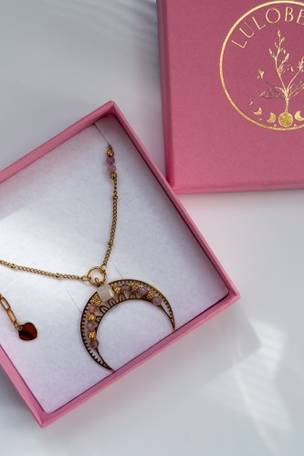 Złota lunula z kwarcem różowym Lulobelia, amulet miłości, księżyc w nowiu, biżuteria z kamieni naturalnych handmade Polska