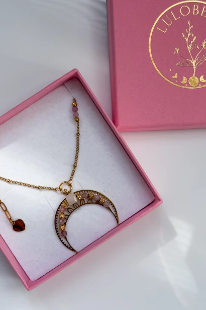 Złota lunula z kwarcem różowym Lulobelia, amulet miłości, księżyc w nowiu, biżuteria z kamieni naturalnych handmade Polska