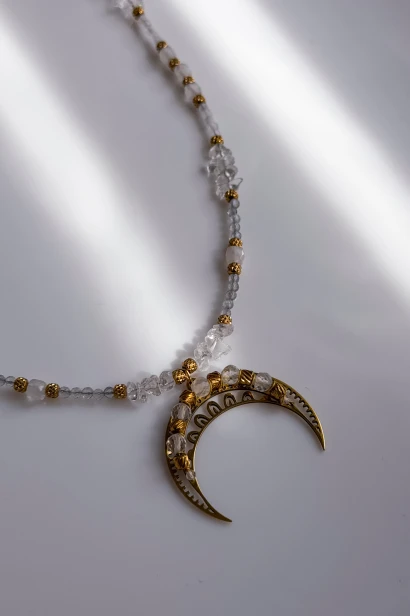 Naszyjnik Lulobelia lunula, złoty księżyc wysadzany kryształem górskim i kamieniem księżycowym, biżuteria symboliczna handmade Polska