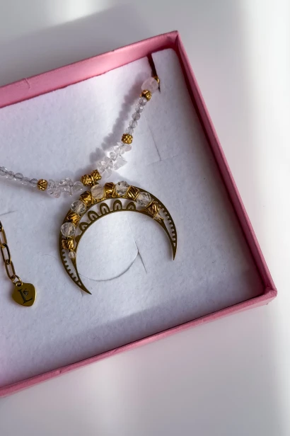 Naszyjnik lunula kobiecej intuicji Lulobelia w pudełku, kamień księżycowy, labradoryt, złota zawieszka księżyc, prezent dla kobiety, handmade Polska