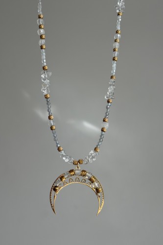 Złota lunula z kamieniem księżycowym Lulobelia, amulet intuicji, kryształ górski, labradoryt, długość 46,5 cm, handmade Polska