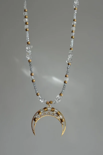 Złota lunula z kamieniem księżycowym Lulobelia, amulet intuicji, kryształ górski, labradoryt, długość 46,5 cm, handmade Polska