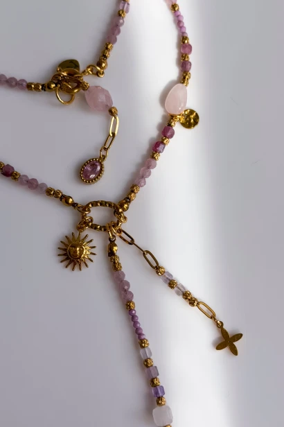 Naszyjnik Lulobelia amulet miłości, złote słońce, ornamentowy kwiat, różowe szkiełka w oprawie, biżuteria autorska Polska