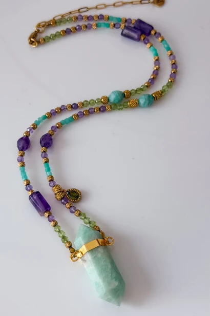 Naszyjnik unikat Lulobelia amulet kobiecej siły z grotem z amazonitu, ametyst, oliwin, handmade Polska