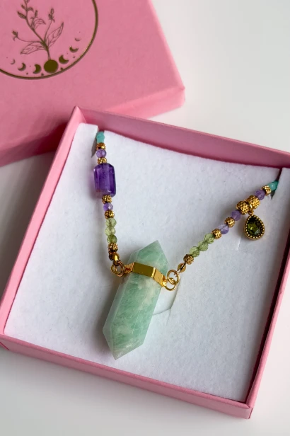 Naszyjnik Lulobelia amulet kobiecej siły w pudełku prezentowym, grot z amazonitu, biżuteria symboliczna handmade Polska