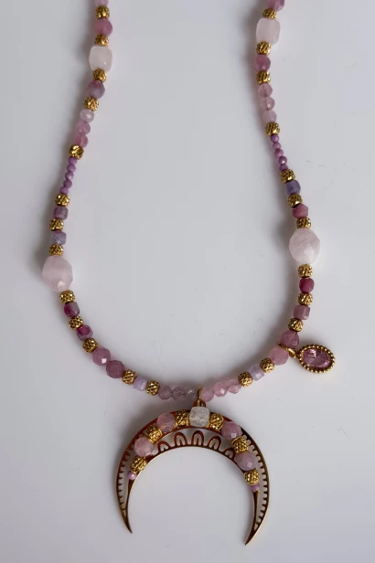 Detal naszyjnika Lulobelia lunula, różowe fasetowane kamienie, złoty półksiężyc, biżuteria boho handmade dla kobiety
