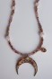 Detal naszyjnika Lulobelia lunula, różowe fasetowane kamienie, złoty półksiężyc, biżuteria boho handmade dla kobiety
