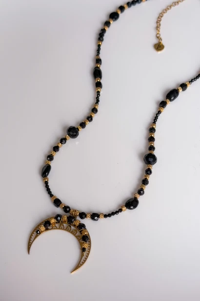 Detal naszyjnika Lulobelia lunula, czarne kamienie i złoty półksiężyc, biżuteria boho ochronna handmade Polska