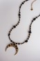 Detal naszyjnika Lulobelia lunula, czarne kamienie i złoty półksiężyc, biżuteria boho ochronna handmade Polska