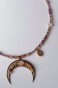 Detal naszyjnika Lulobelia lunula, różowe kamienie i złoty półksiężyc, biżuteria boho handmade dla kobiety