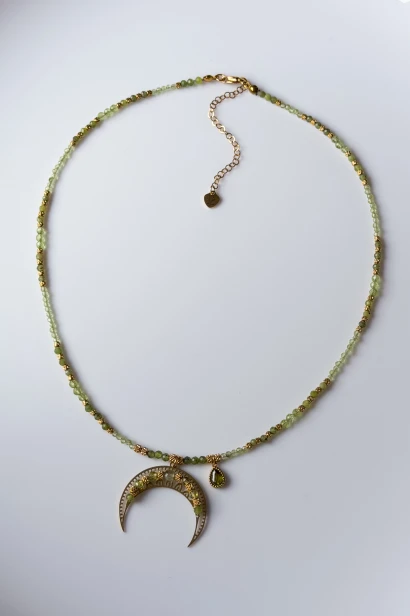 Naszyjnik unikat Lulobelia lunula na szczęście, złoty półksiężyc, oliwin, nefryt, prehnit, handmade Polska